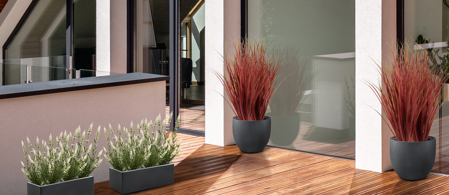 Plantas artificiales con flores para exterior.